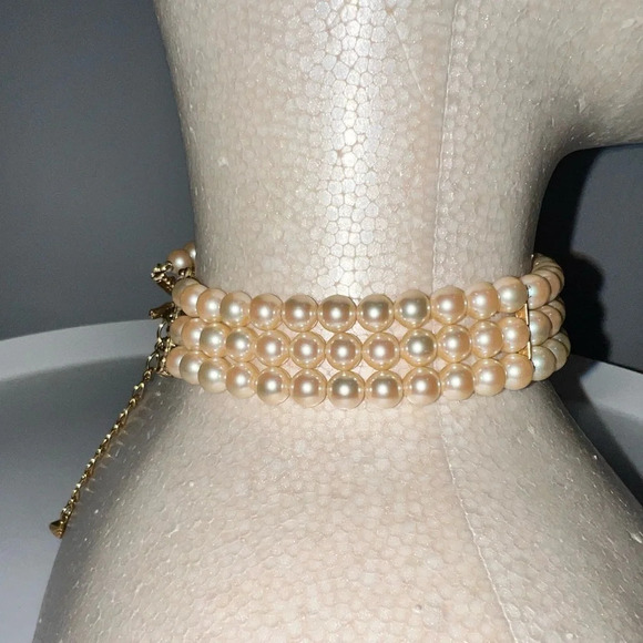 Elegant Pearl Necklace with Gold Accents - Picture 3 of 8